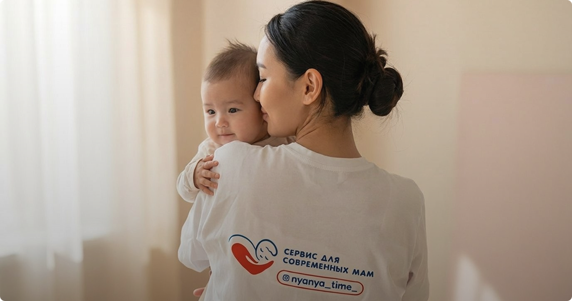 Профессиональная няня с ребёнком